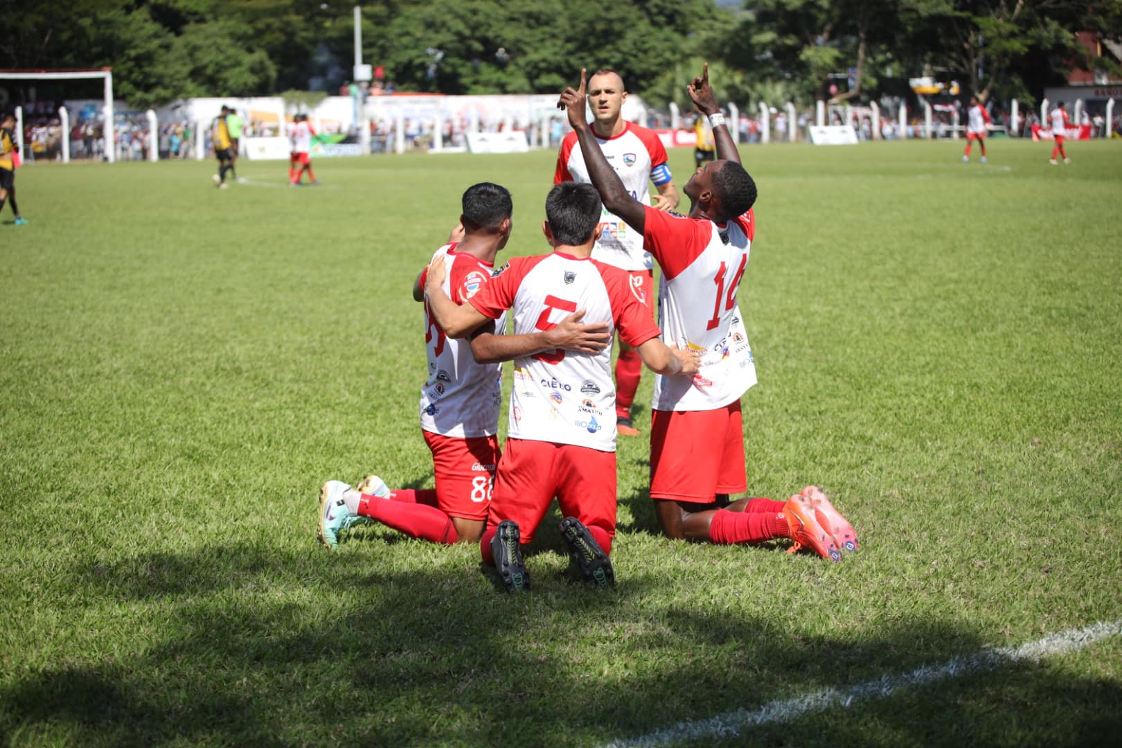 Dos Santos y Velásquez lideran la victoria de Mictlán para acceder a la final de Primera División