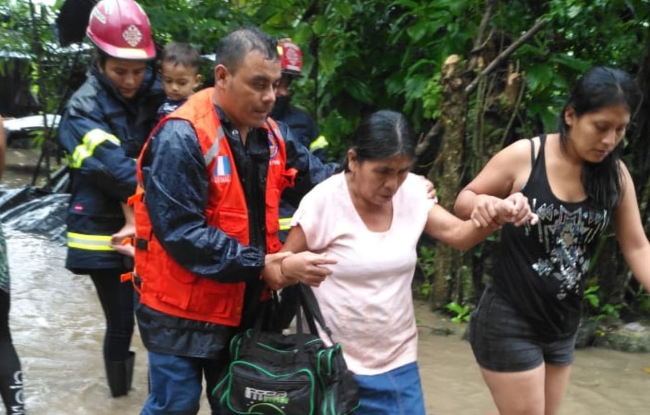 Evacúan a personas en Petén por inundaciones mientras depresión tropical Sara sigue su trayectoria