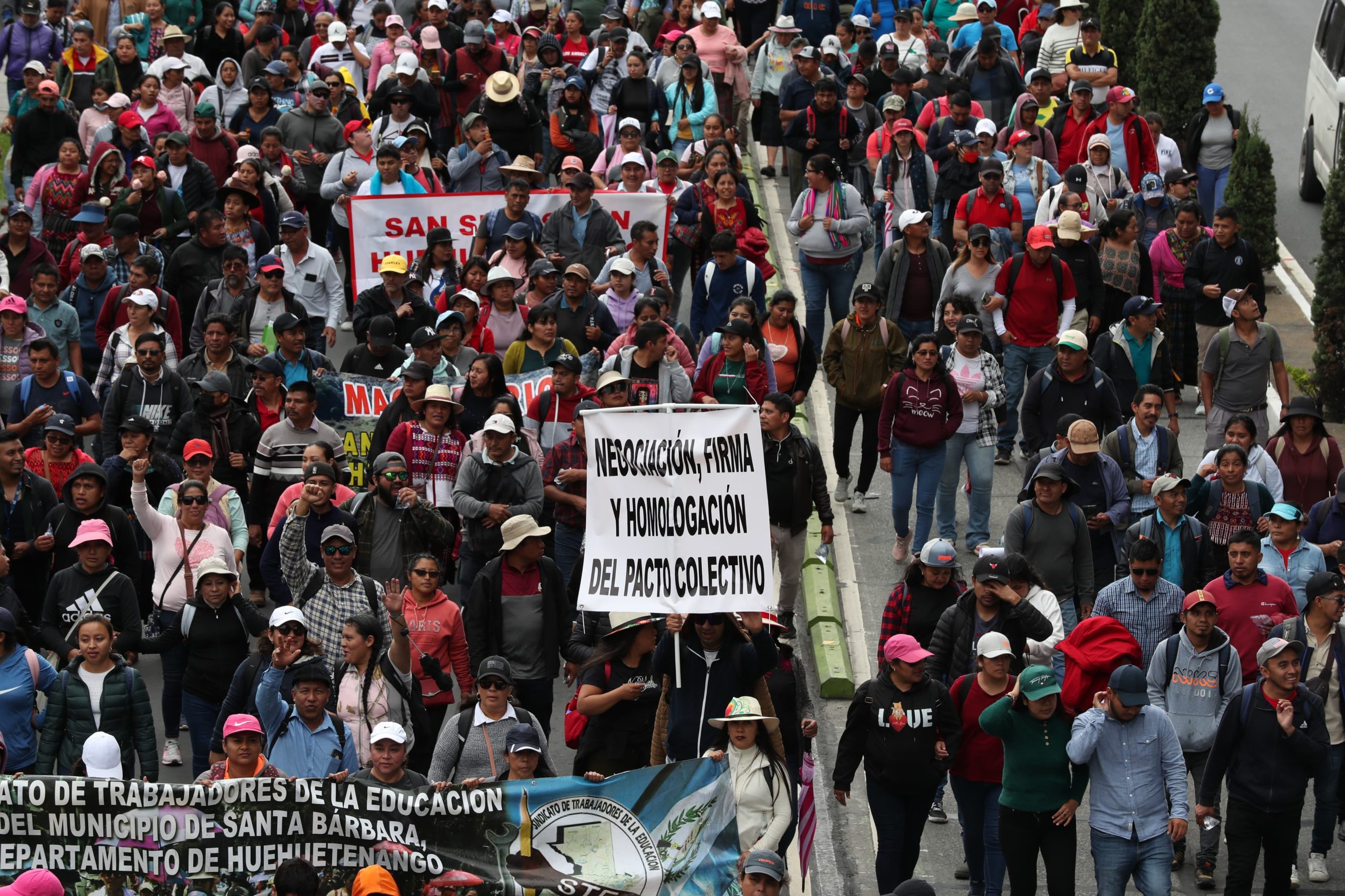 Magisterio marcha en la capital y pide renegociación del pacto colectivo