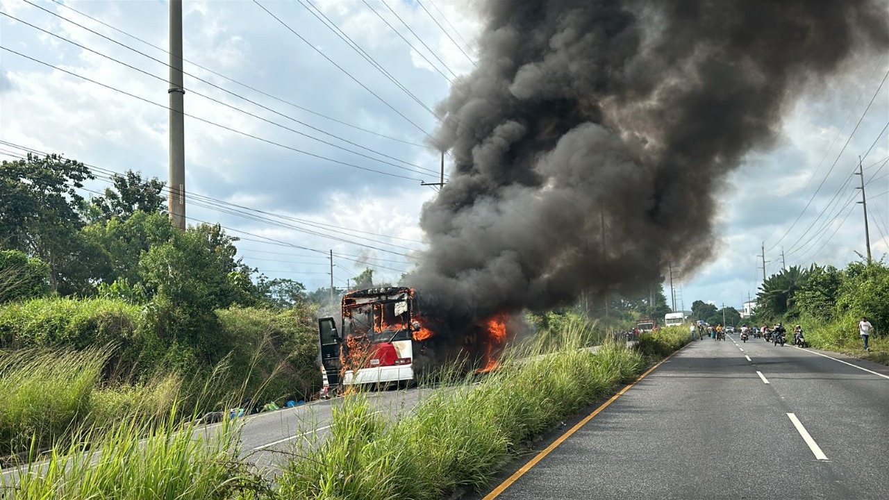 Bus se incendia en Santa Lucía Cotzumalguapa y socorristas rescatan a varios pasajeros