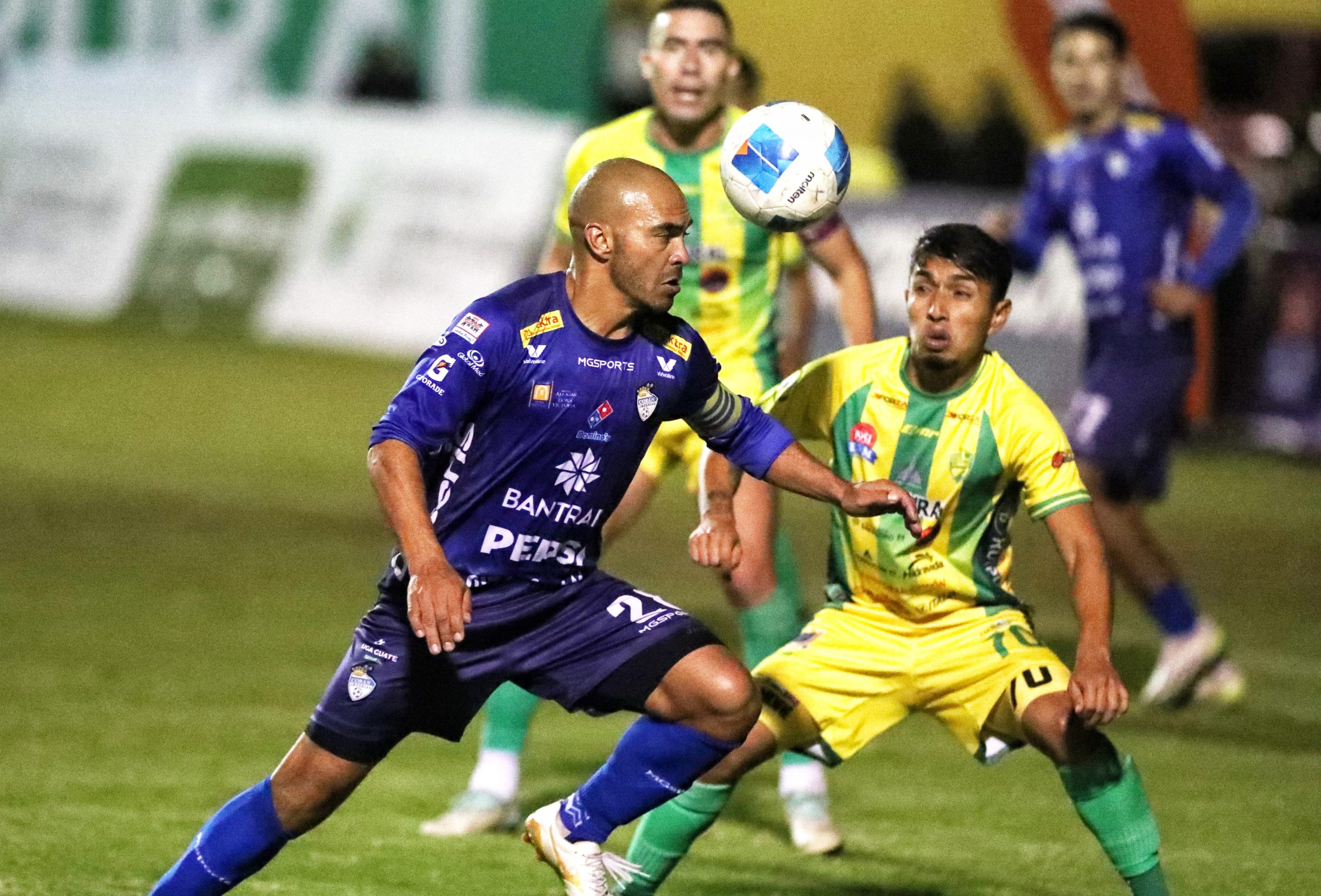 Xinabajul Huehue y Cobán Imperial dejan todo para el partido de vuelta al empatar sin goles