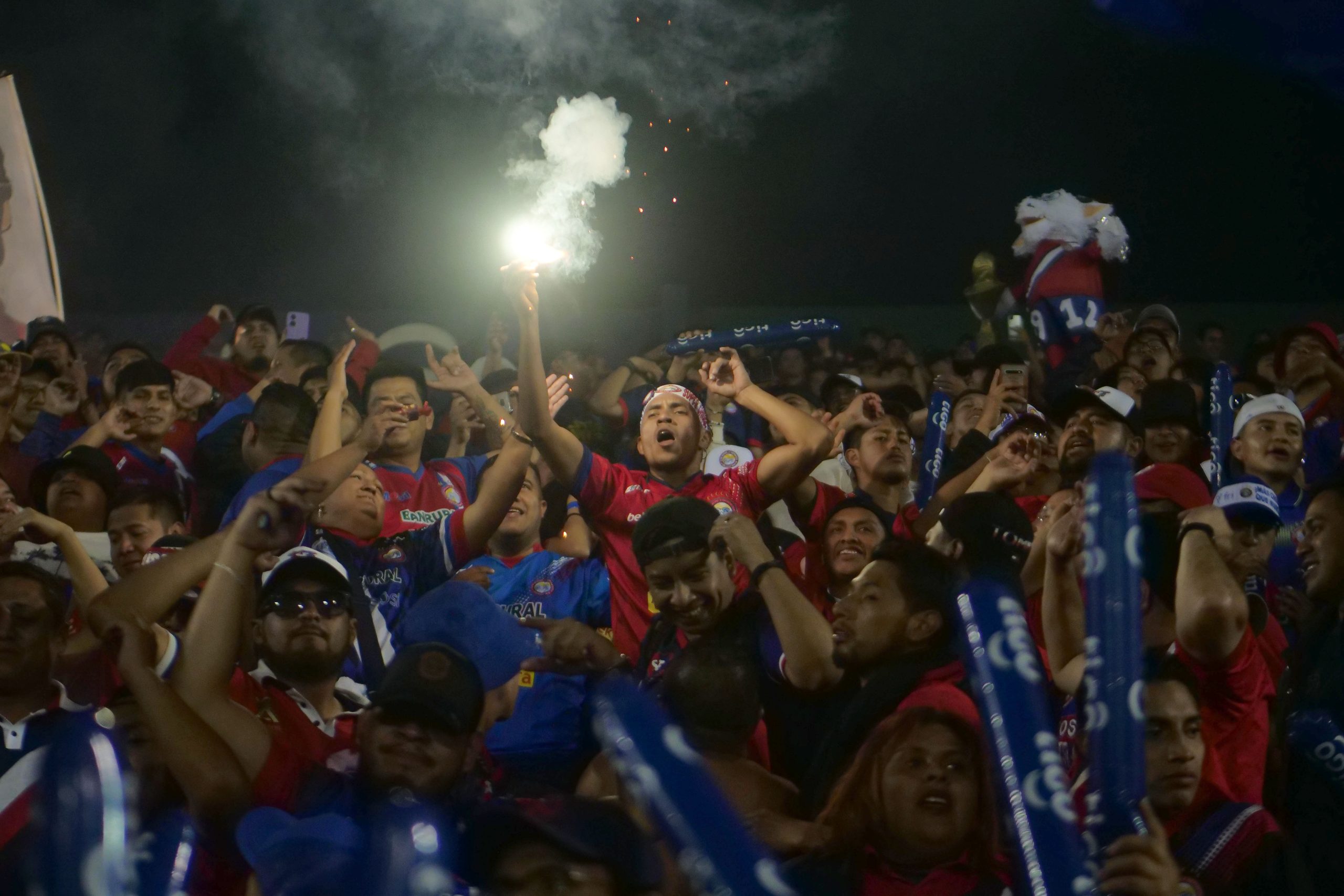 La afición de Xelajú acampa para conseguir boletos para la gran final contra Cobán