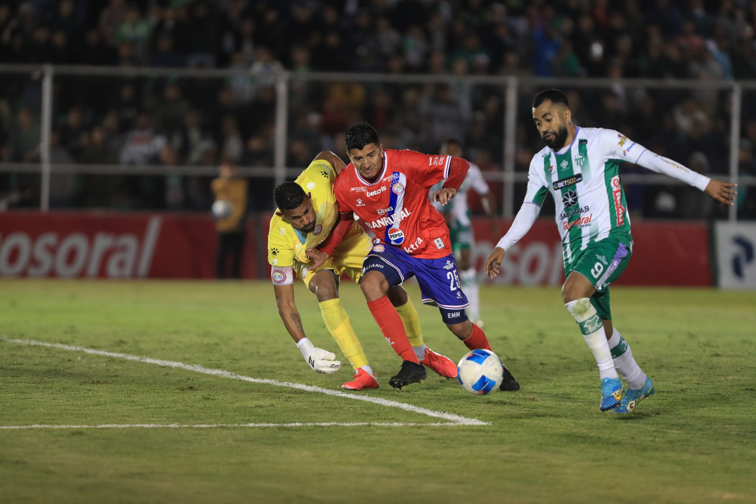 Antigua GFC desaprovecha su localía y Xelajú MC se lleva un empate para definir la semifinal en casa