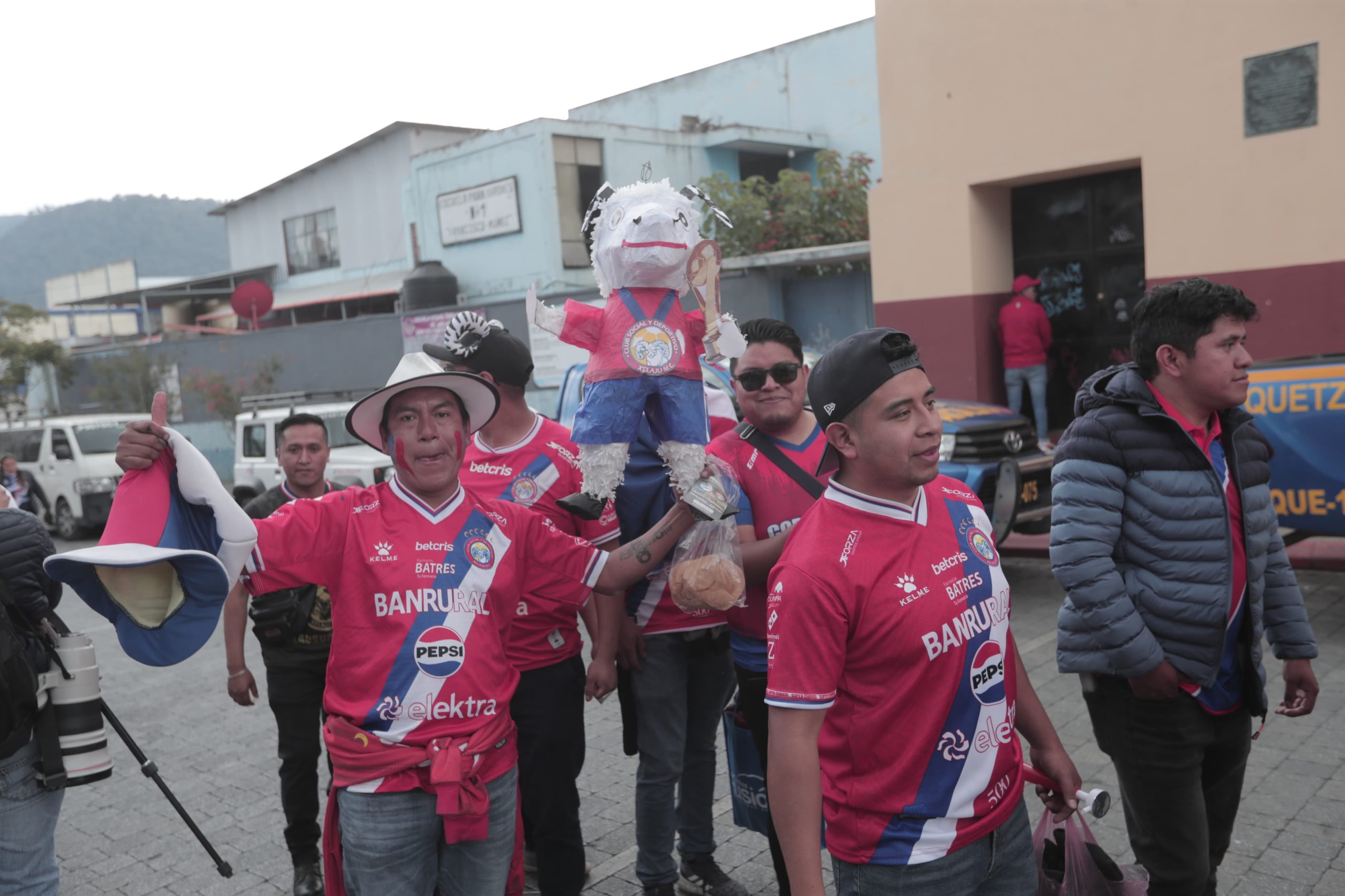 “¡Ganamos 3-0!”: Afición de Xelajú abarrota el Mario Camposeco con el sueño de una remontada ante Cobán Imperial