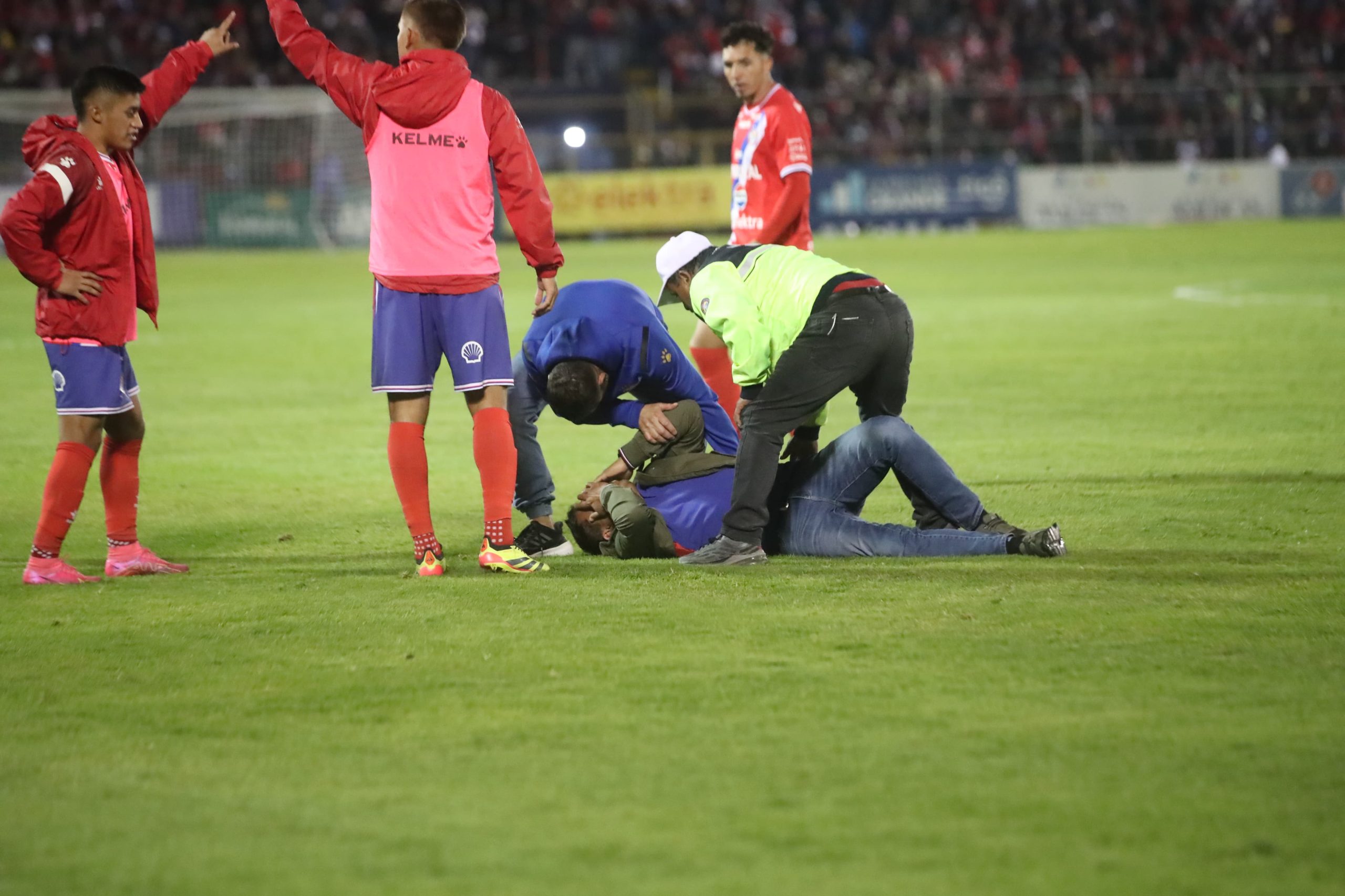 Amarini Villatoro provoca a Óscar Mejía y ambos son expulsados de la final Xelajú vs Cobán Imperial