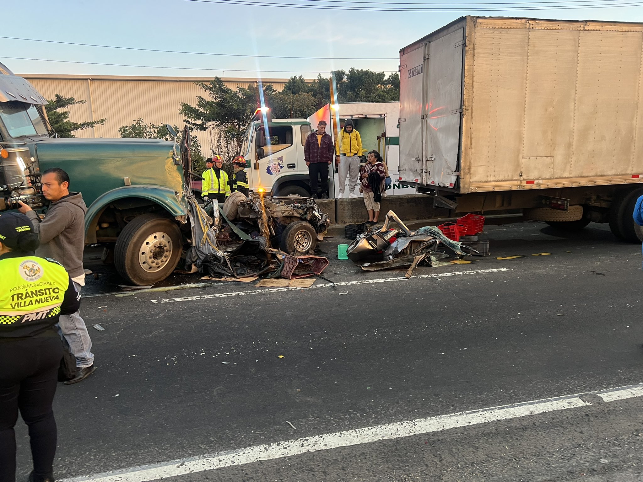 Tres víctimas mortales deja accidente de dos vehículos pesados y un picop en el km 20 de la ruta al Pacífico