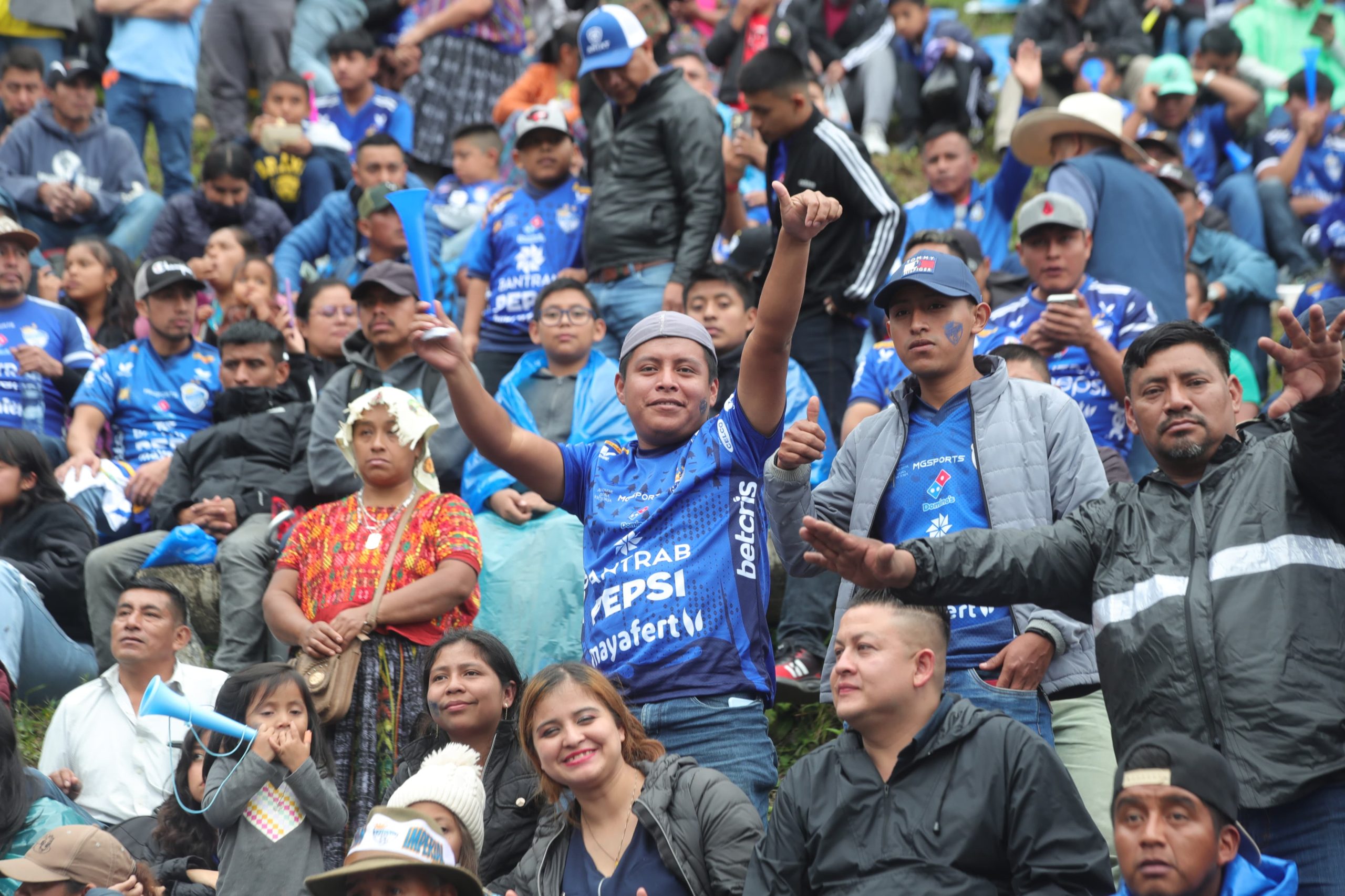 Aficionados viven con emoción la previa de la final entre Cobán Imperial y Xelajú MC