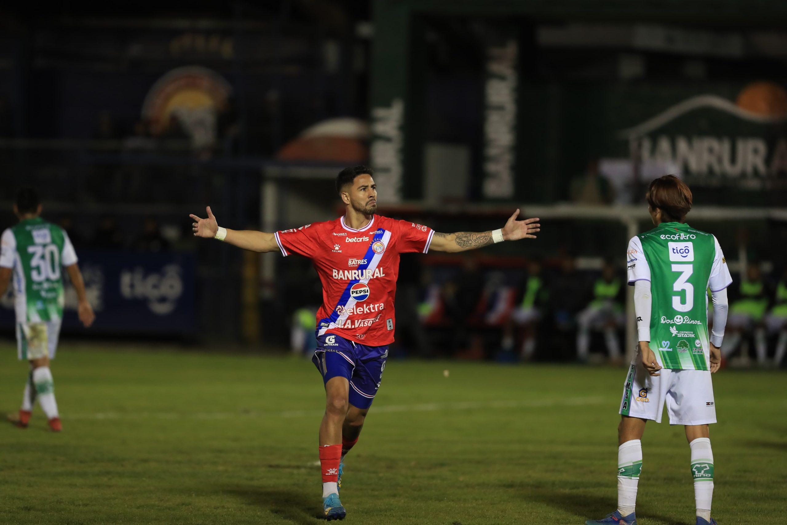 Pedro Báez deslumbra al Mario Camposeco con un triplete en la manita de Xelajú a Antigua