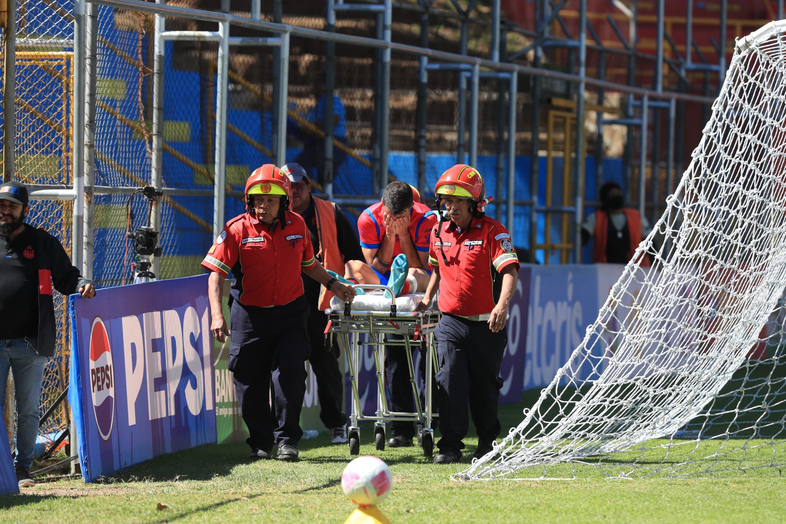 El seleccionado nacional Rodrigo Saravia se lesiona en su debut con Municipal