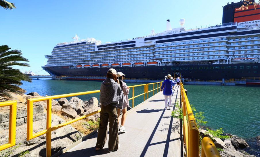 El crucero Queen Anne llegó a Puerto Quetzal por primera vez