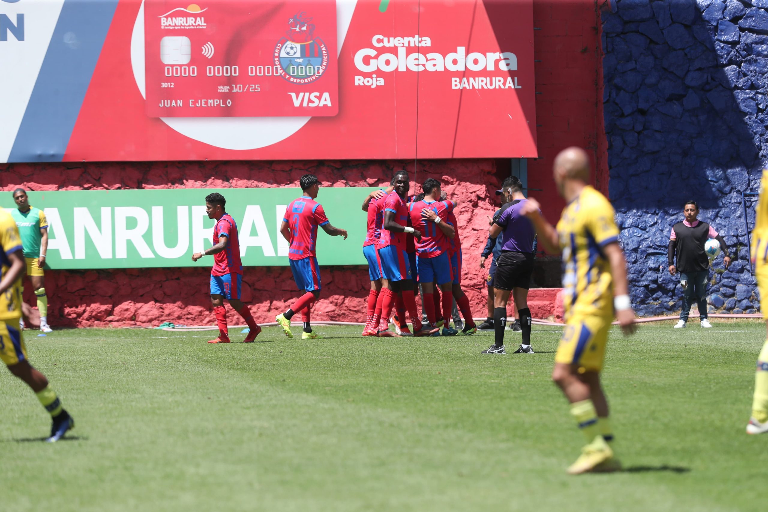 Un tanto en fuera de juego y un autogol marcaron la victoria de Municipal, que es líder solitario