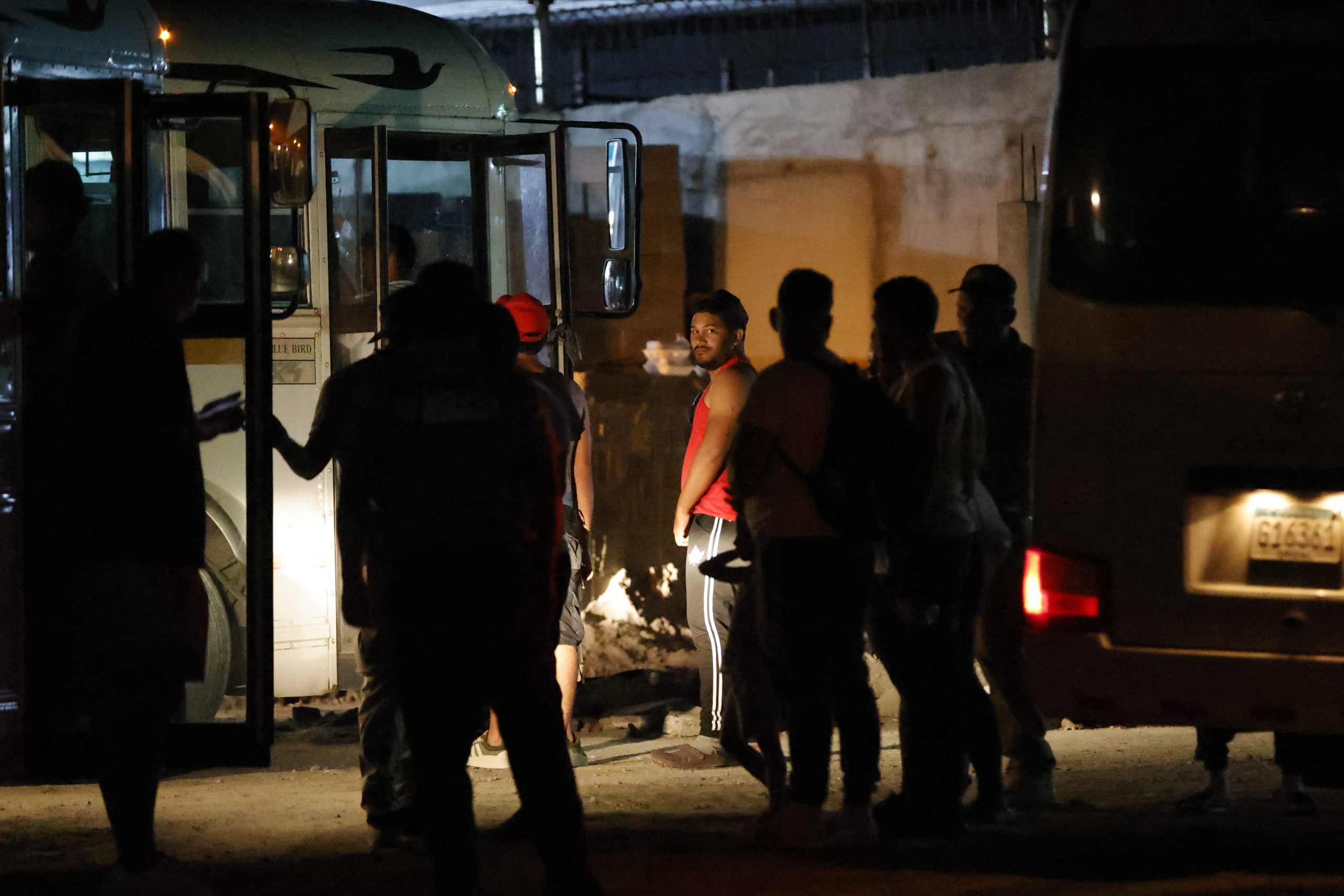 Migrantes pagan en promedio Q800 en sobornos y “servicios sobrevalorados” para cruzar Guatemala