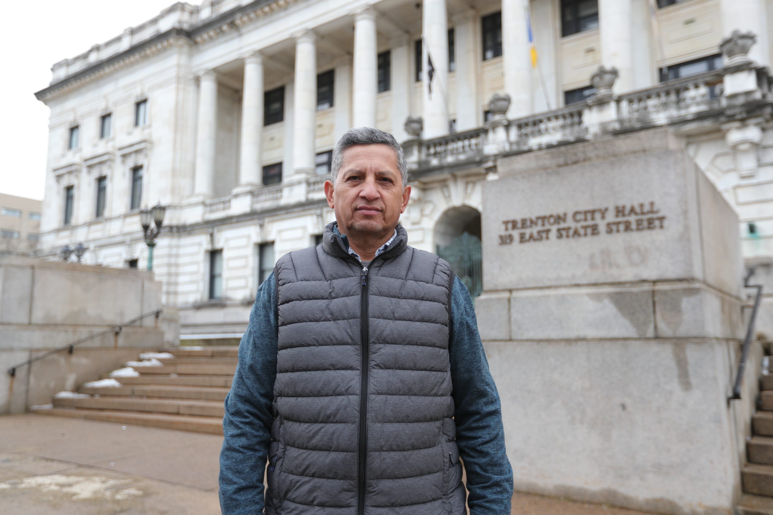 El maestro migrante que teje hilos de solidaridad de Nueva Jersey a Monjas, Jalapa